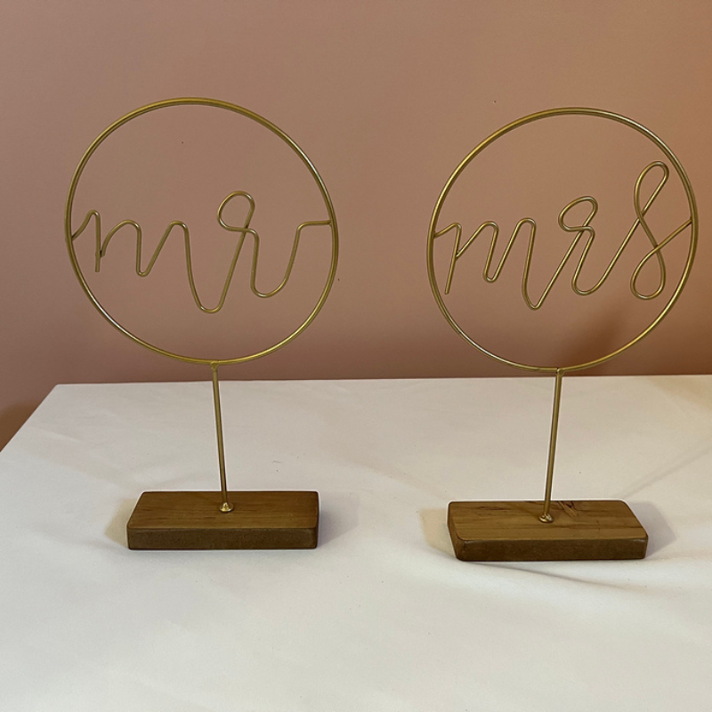 Mr and Mrs Gold Circle Wire Sign Set 